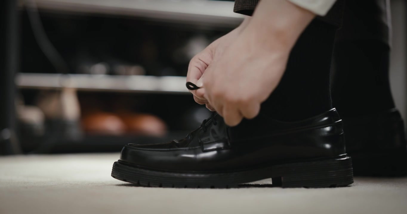 【8K正版素材】商务正装穿皮鞋近景平拍视频下载