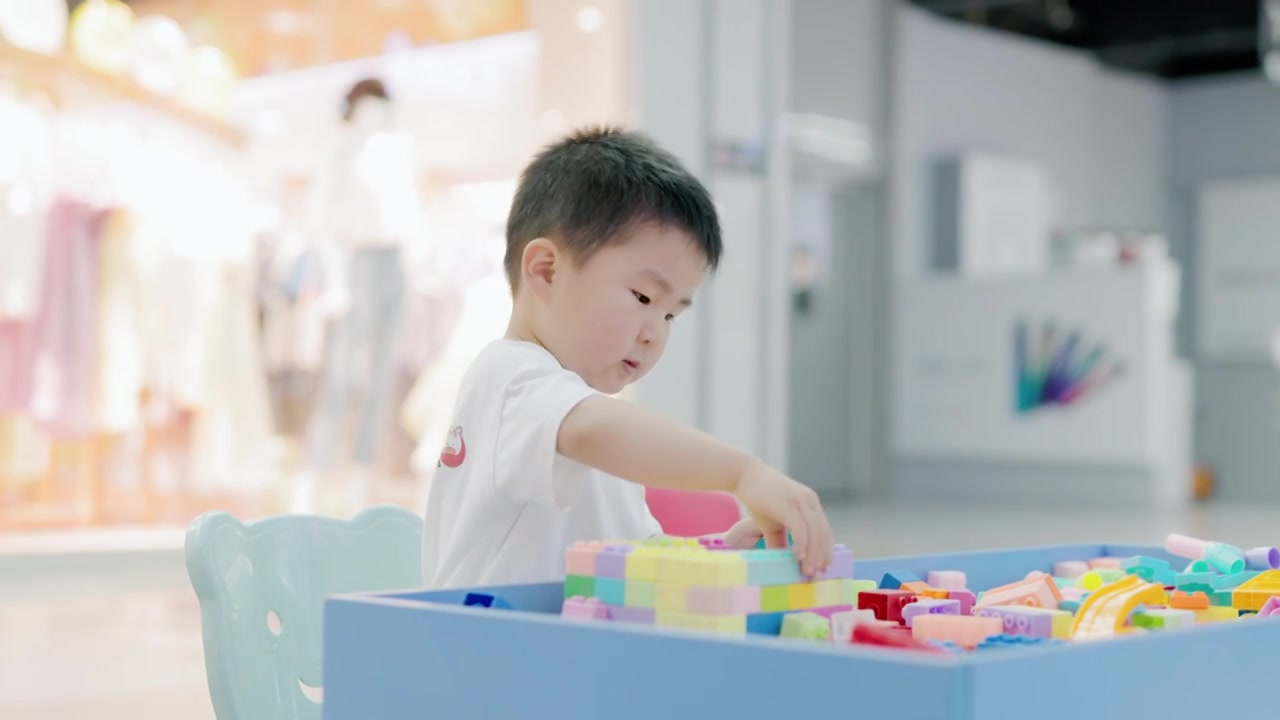 4K可爱的小孩子在玩积木游戏视频下载