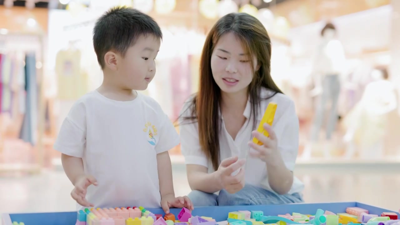 4K妈妈和儿子在玩积木游戏视频下载