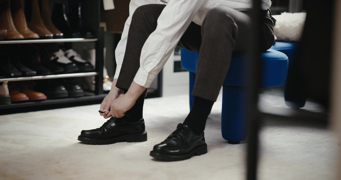 【8K正版素材】商务正装穿皮鞋中景平拍视频下载