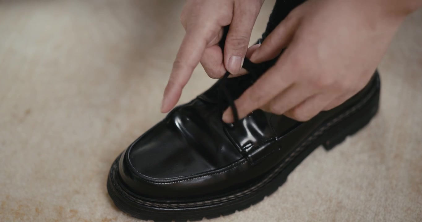 【8K正版素材】商务正装穿皮鞋近景俯拍视频下载