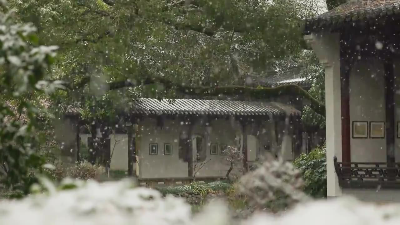 雪中的中式江南园林景观建筑呈现的美感视频下载