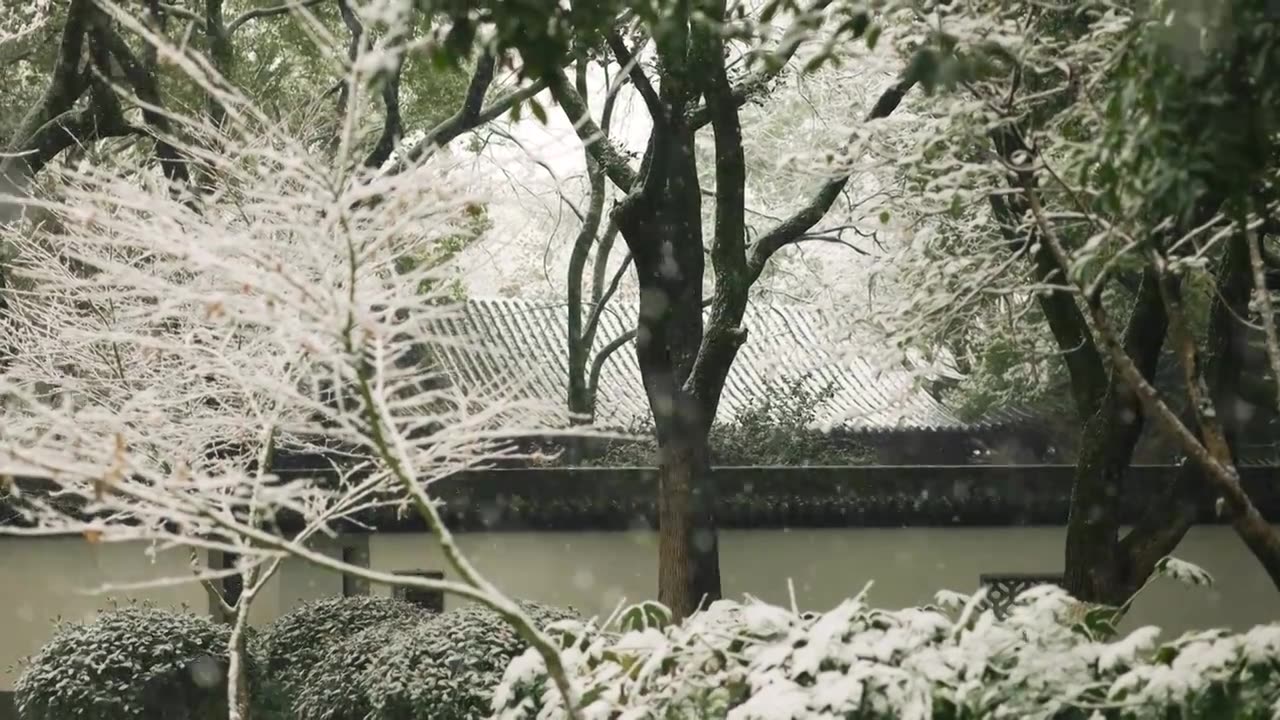 雪中的中式江南园林景观建筑呈现的美感视频素材