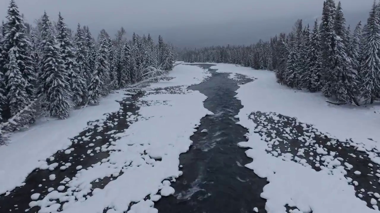 航拍新疆喀纳斯河雪景视频下载