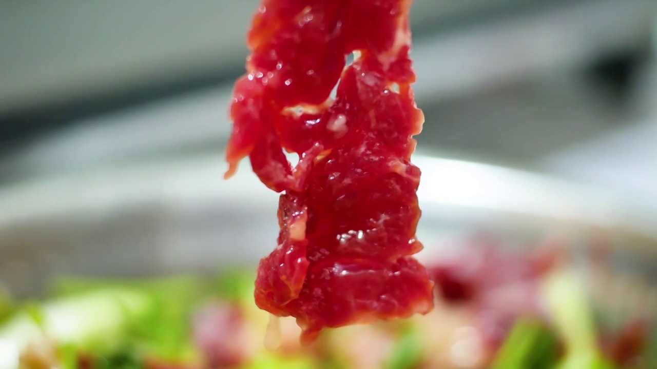 新鲜的切片牛肉，齐齐哈尔烤肉视频素材