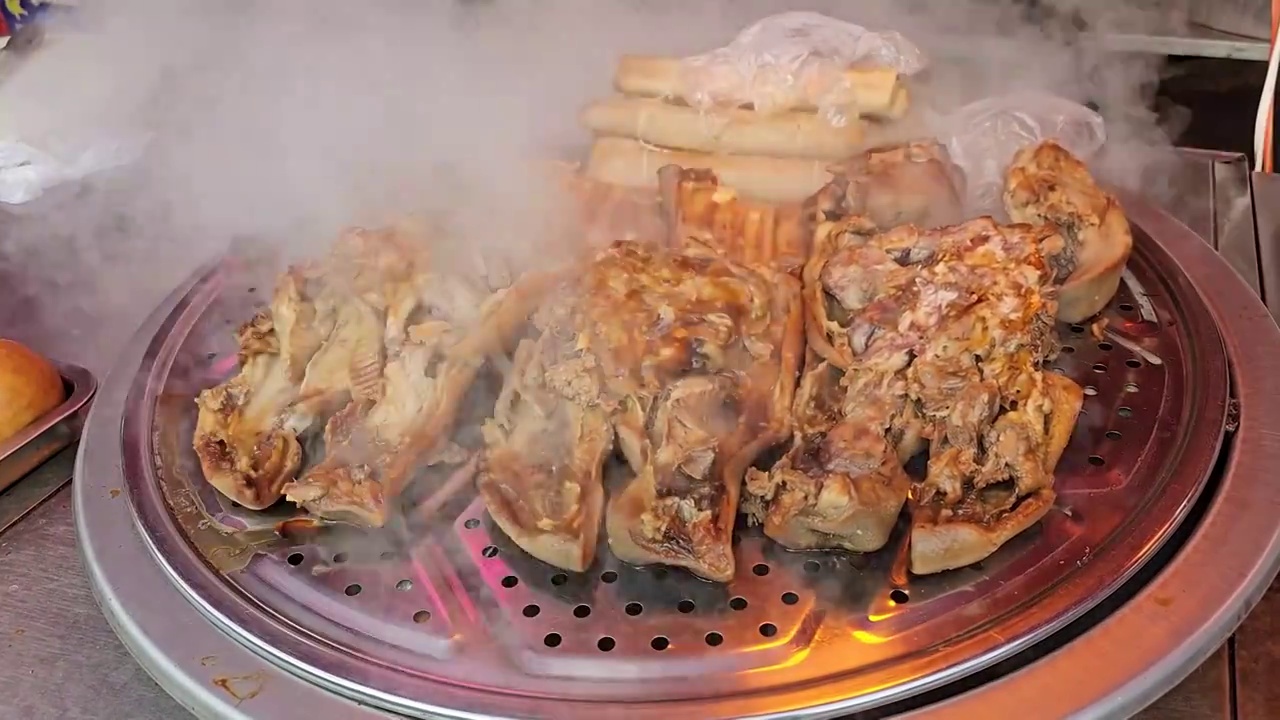 菜市场锅里摆放的熟食肉制品视频下载