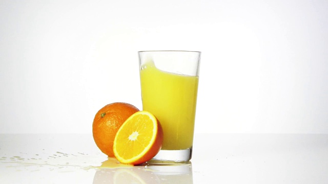 冰块掉进了一杯橙汁里视频下载