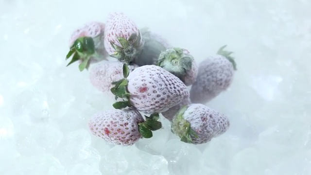 冷冻草莓旋转视频素材