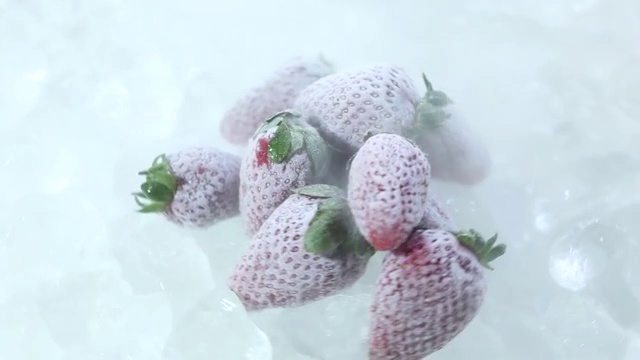 冷冻草莓旋转视频素材