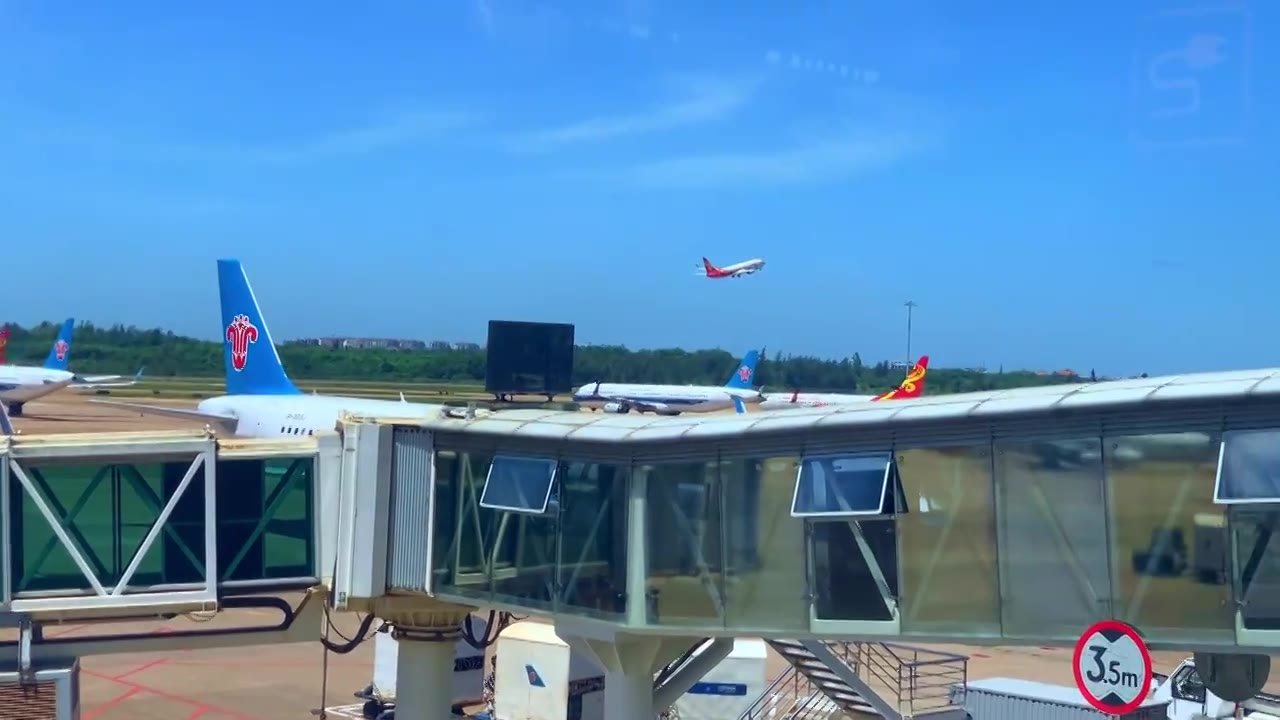 机场 候机楼廊桥 飞机起飞视频下载