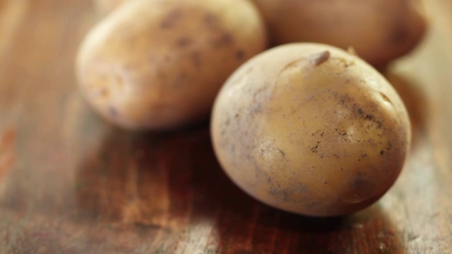 木背景上的土豆视频下载