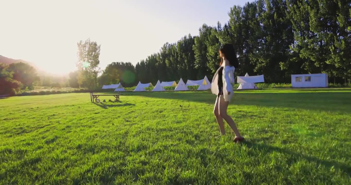 女孩在草地上奔跑视频下载
