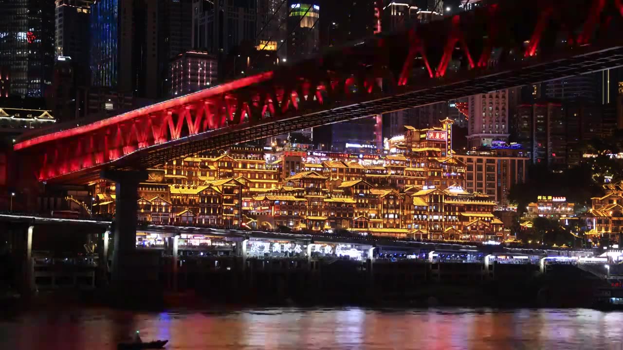重庆千厮门大桥和洪崖洞的美丽夜景视频下载