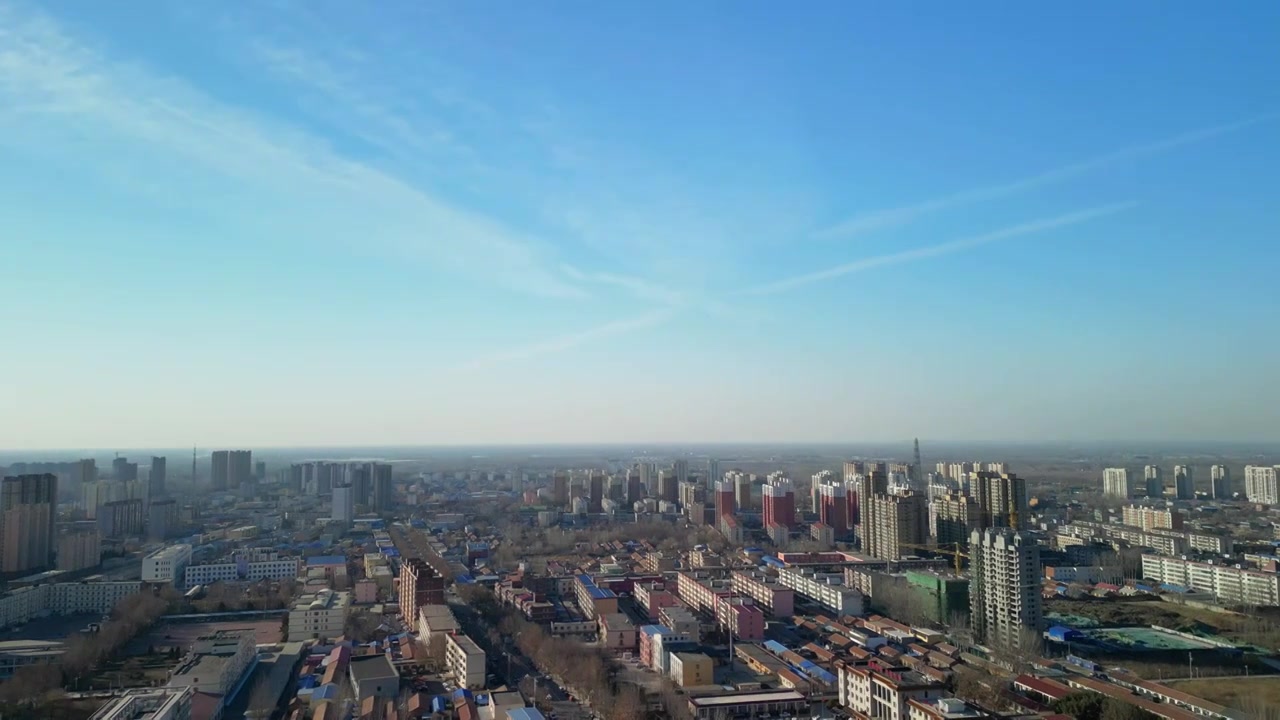 4K低角度航拍北方冬天的城市天际线背景视频下载