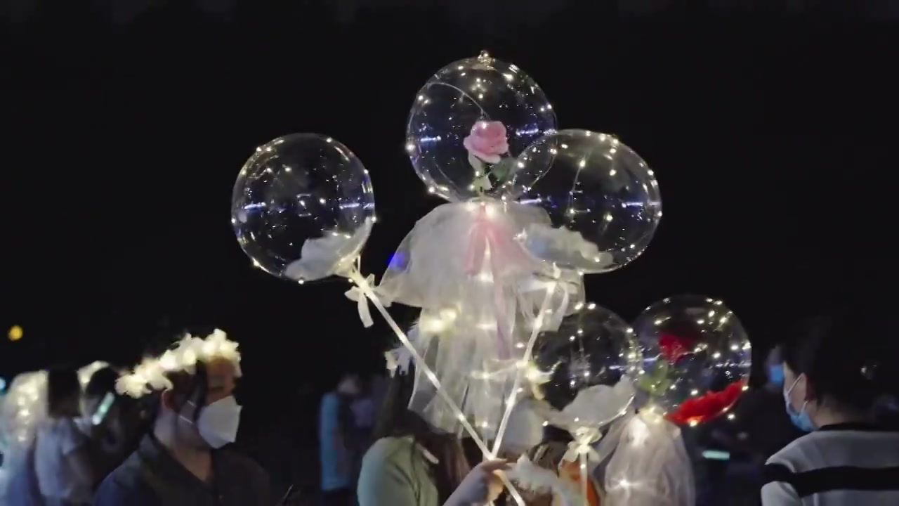 夜晚广场气球女孩视频下载