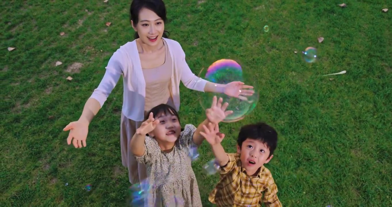 妈妈和孩子在草地上开心玩耍视频下载