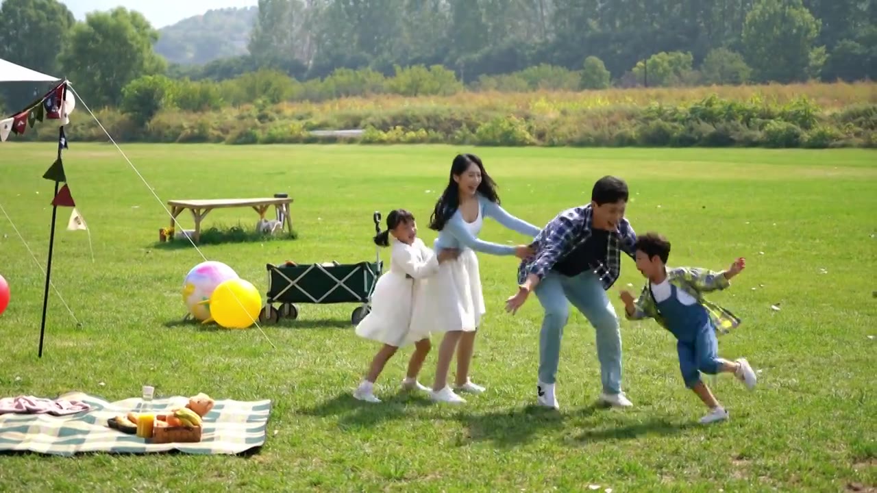 一家人在草地上开心地做游戏视频下载