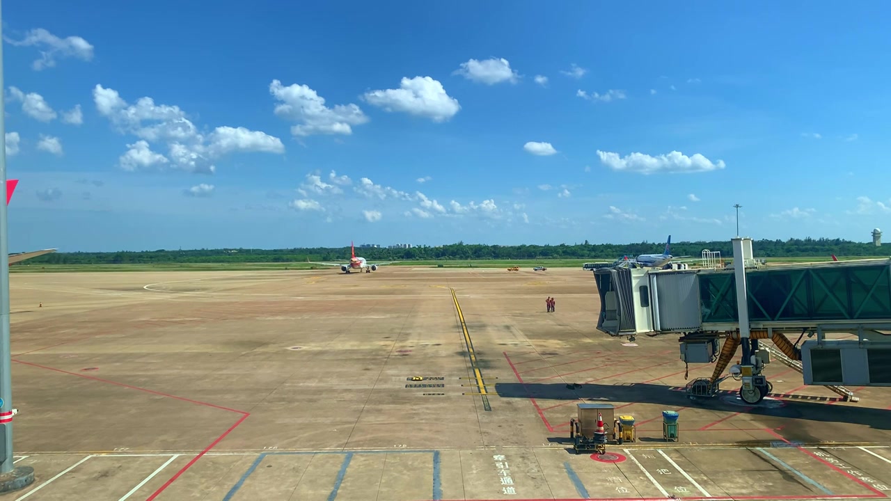机场航站楼窗外停飞机起飞视频下载