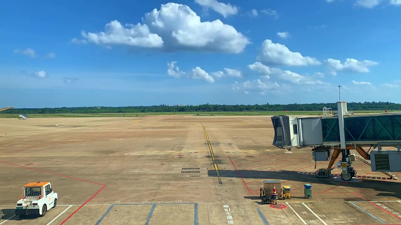 机场候机楼飞机降落停靠廊桥视频下载