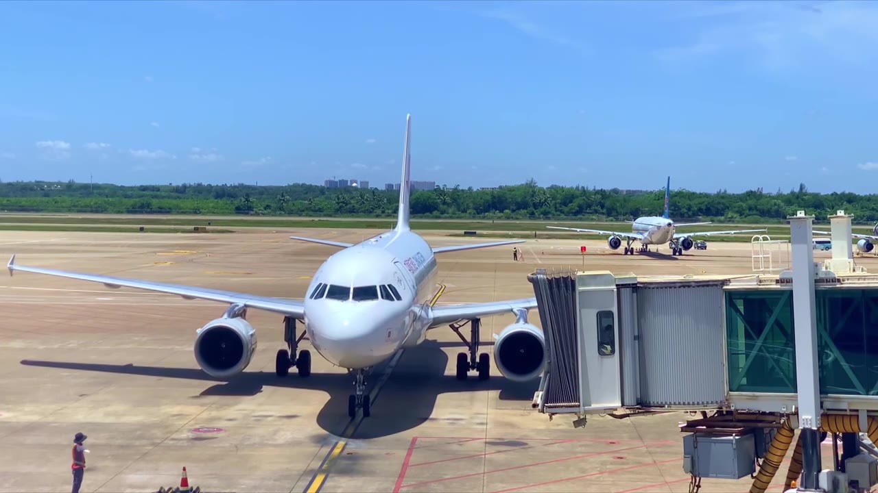 机场候机楼飞机停靠廊桥视频下载