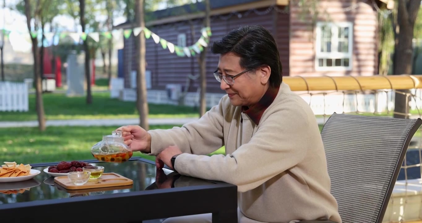 一个中老年男人喝茶视频下载