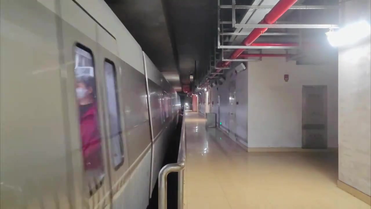 福建厦门地铁站进站的地铁列车视频素材