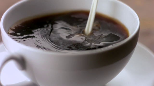 把牛奶放进一杯咖啡里视频素材
