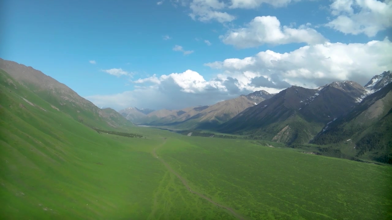 新疆伊犁唯美雪山草地视频下载