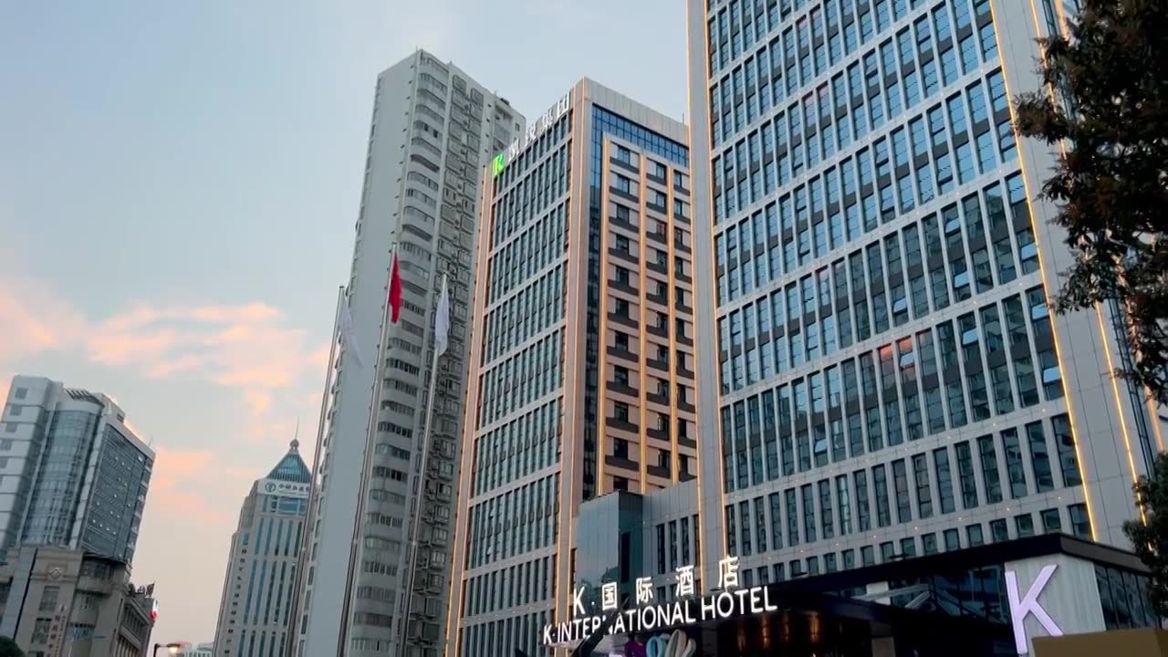 南宁K国际酒店门口停车场视频下载