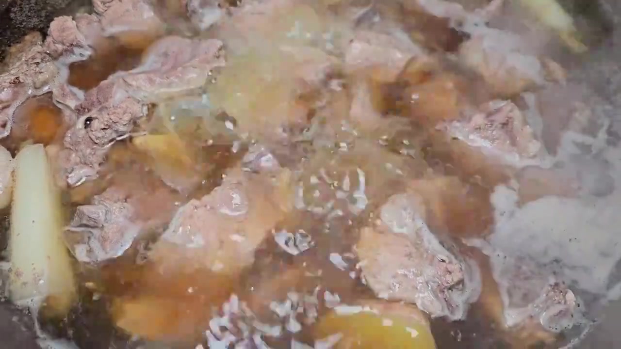 锅里冒热气炖煮的排骨视频下载