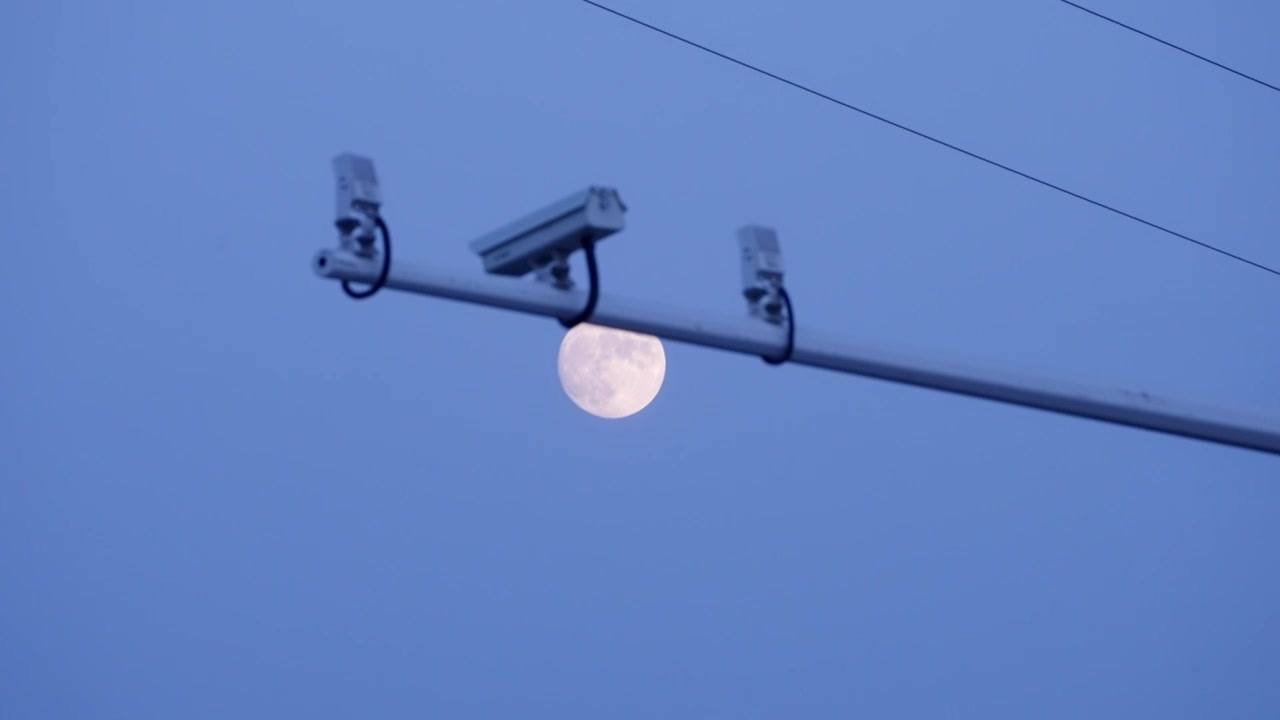 4k月亮穿过摄像头持续工作视频下载