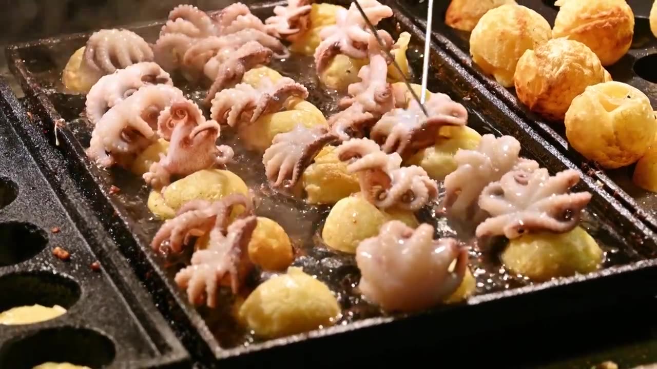 海南三亚商品街夜市街头美食碳烤海鲜章鱼小丸子视频下载