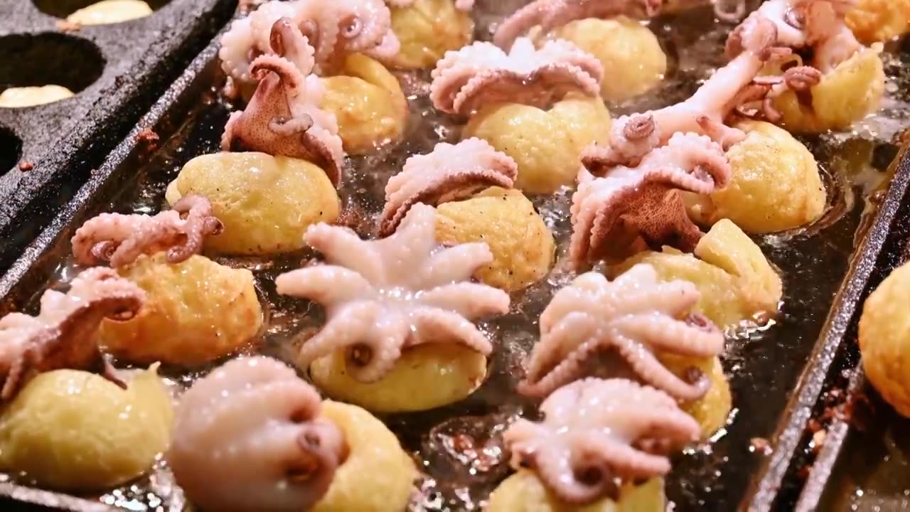 海南三亚商品街夜市街头美食碳烤海鲜章鱼小丸子视频下载