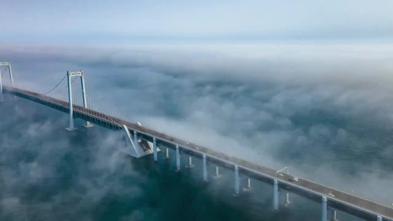 云海中的大连星海湾大桥视频下载