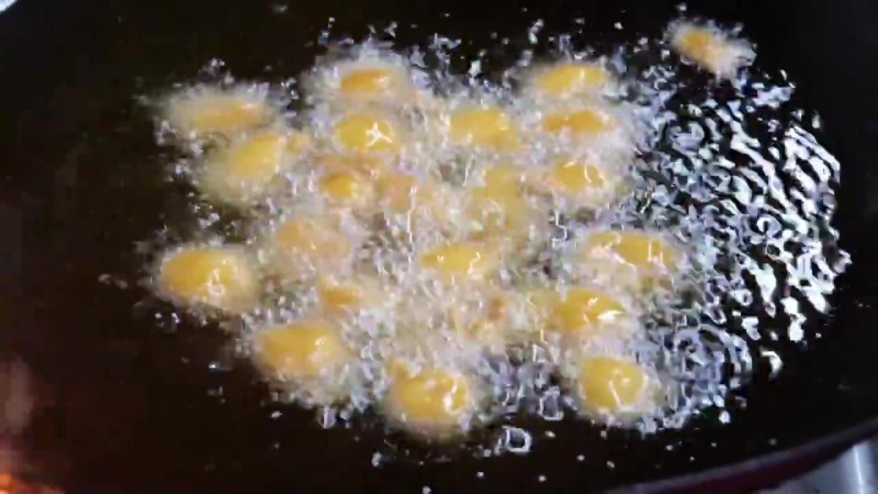 油炸食品 油锅 炸鸡块 炸鱼块视频下载