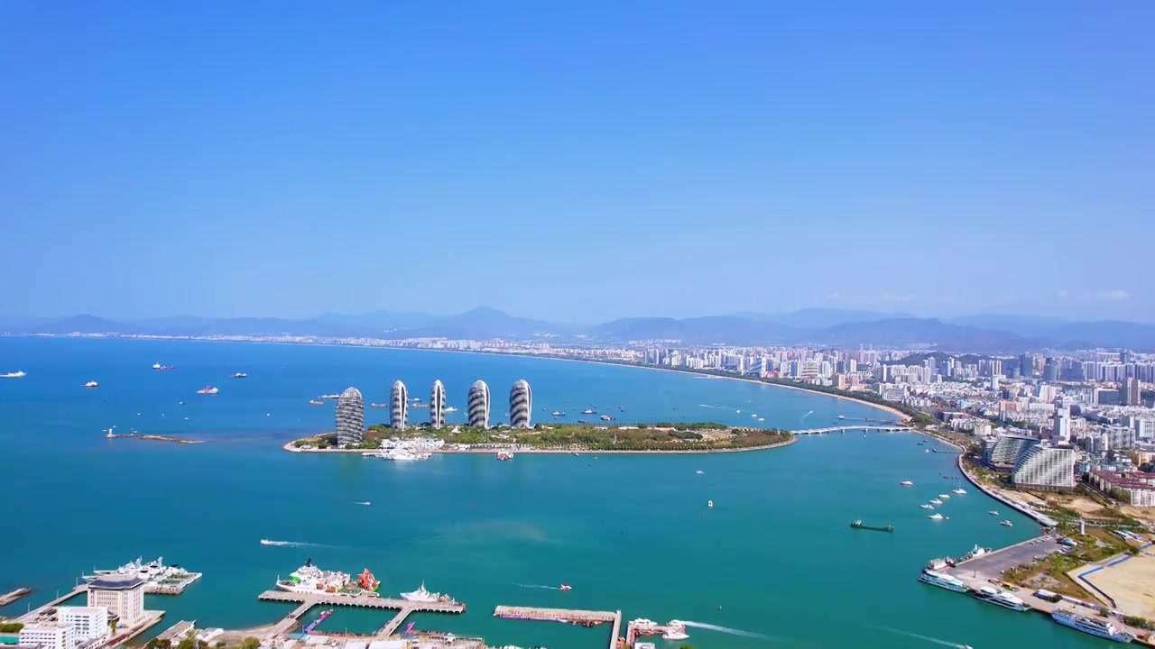 中国海南三亚三亚湾凤凰岛和城市天际线风光航拍视频下载