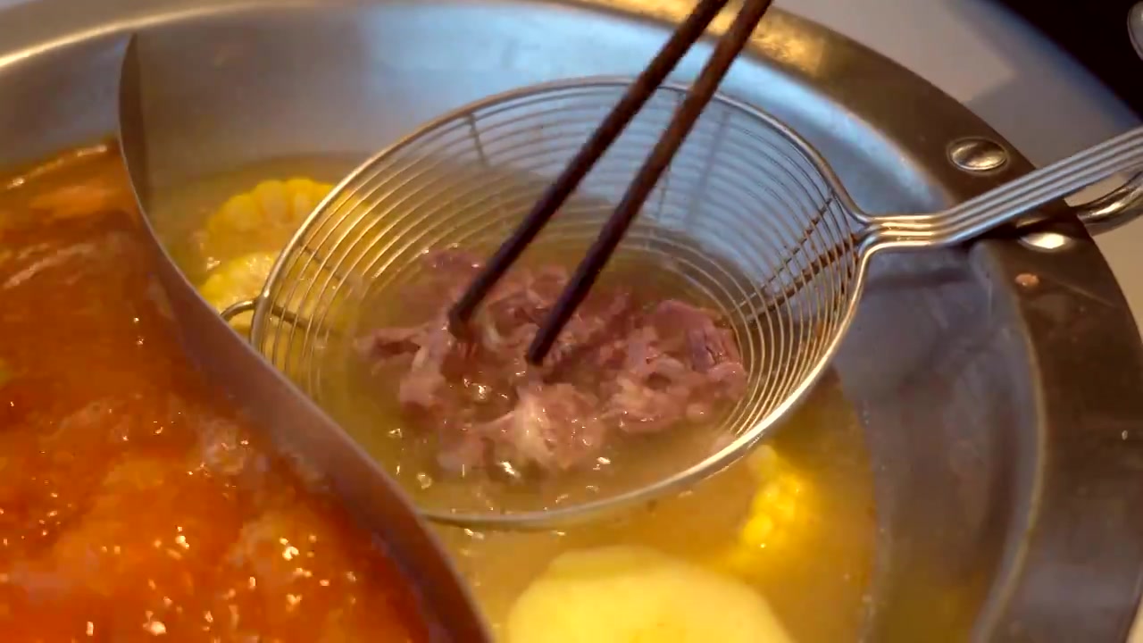 经典粤菜火锅 潮汕牛肉火锅 正在烫牛肉视频素材