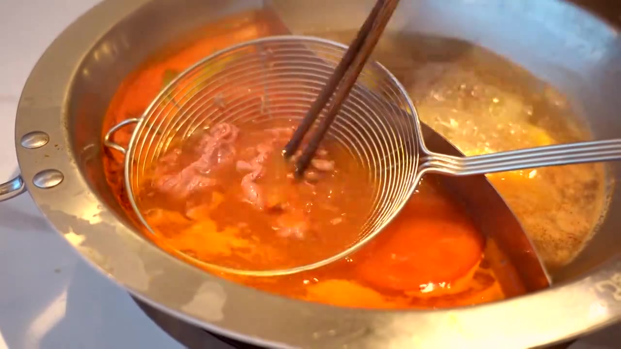 经典粤菜火锅 潮汕牛肉火锅 正在烫牛肉视频素材