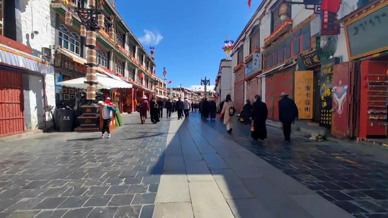 西藏拉萨市昭寺八廓街转经的的信众人群视频下载