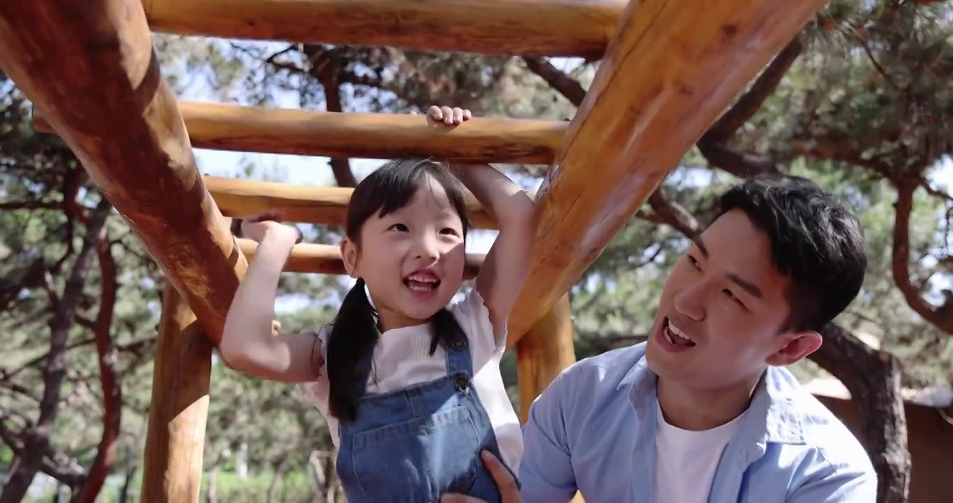 爸爸保护帮助女儿玩攀爬架视频下载