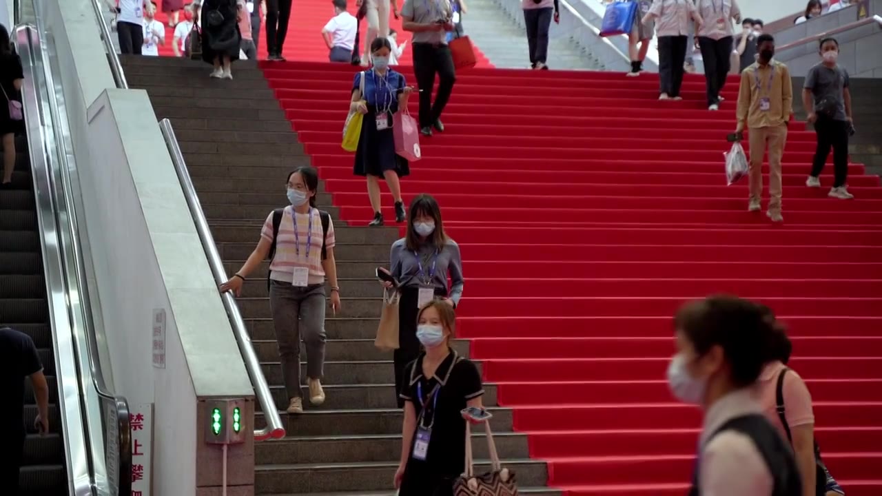 南宁国际会展中心楼梯人流上上落落升格拍摄视频下载