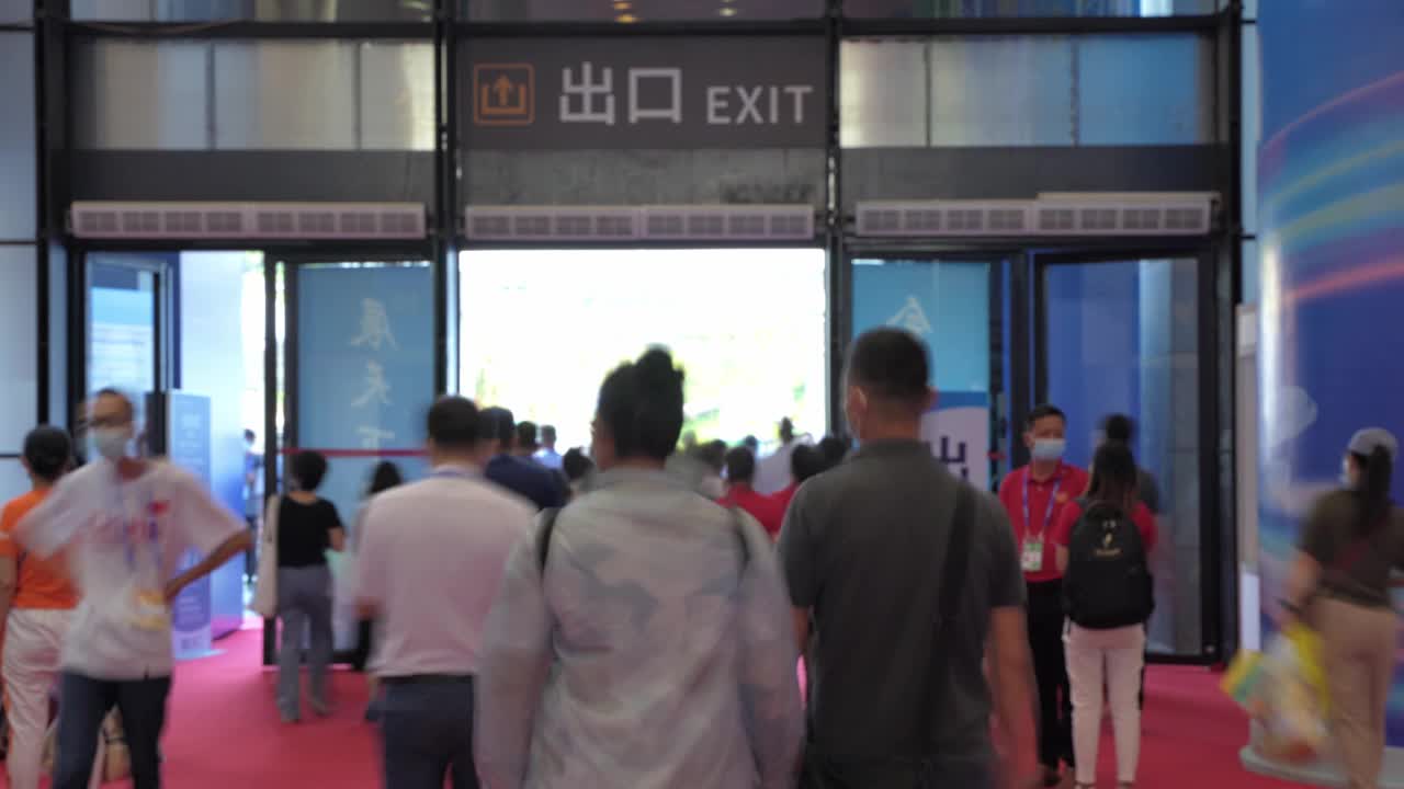 南宁国际会展中心大厅出口人流低速慢门拍摄视频下载