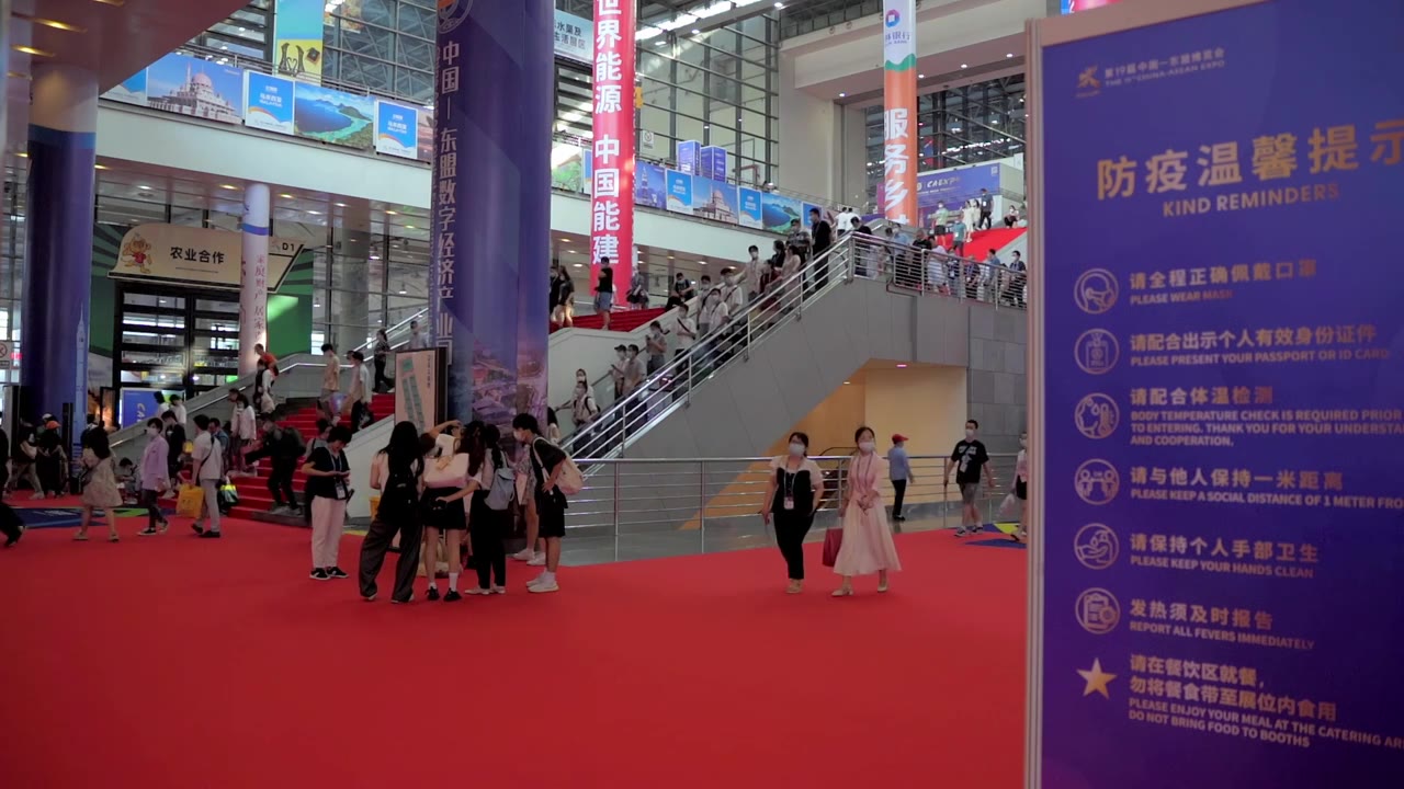 南宁国际会展中心电梯人流升格拍摄视频下载