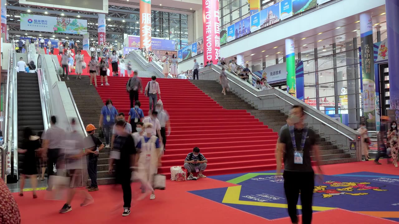 南宁国际会展中心楼梯人流上上落落慢门拍摄视频下载