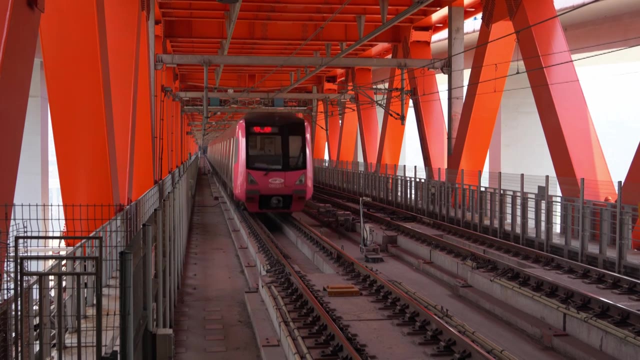 重庆地铁6号线穿越千厮门大桥视频下载