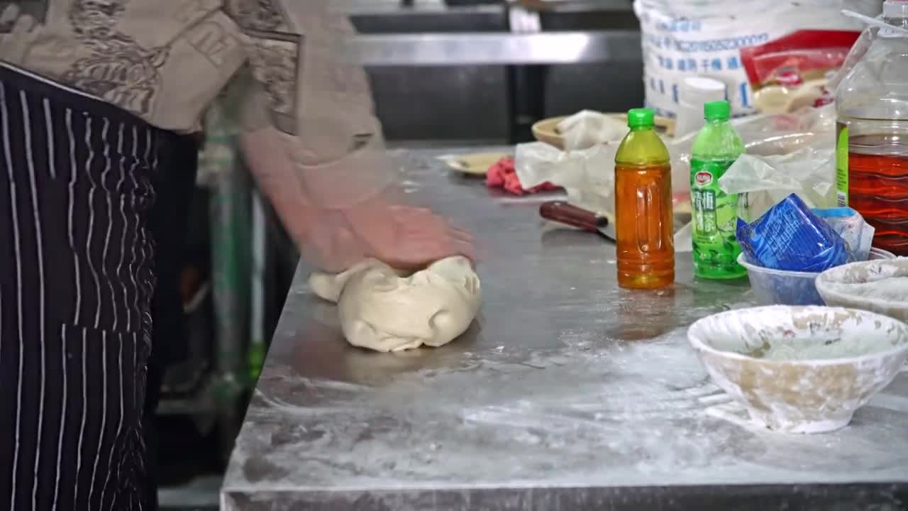 兰州拉面后厨和面抻面煮面过程实拍高清视频（合集）视频下载
