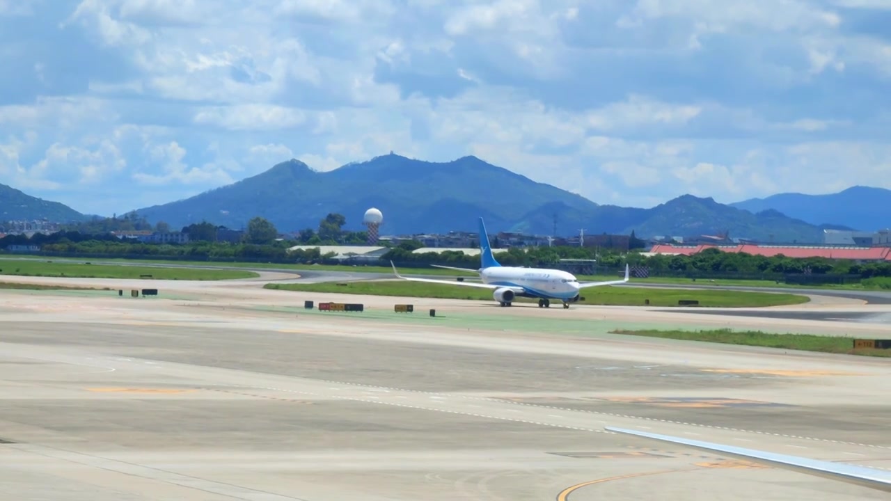 厦门机场跑道上滑行的航空公司航班视频下载