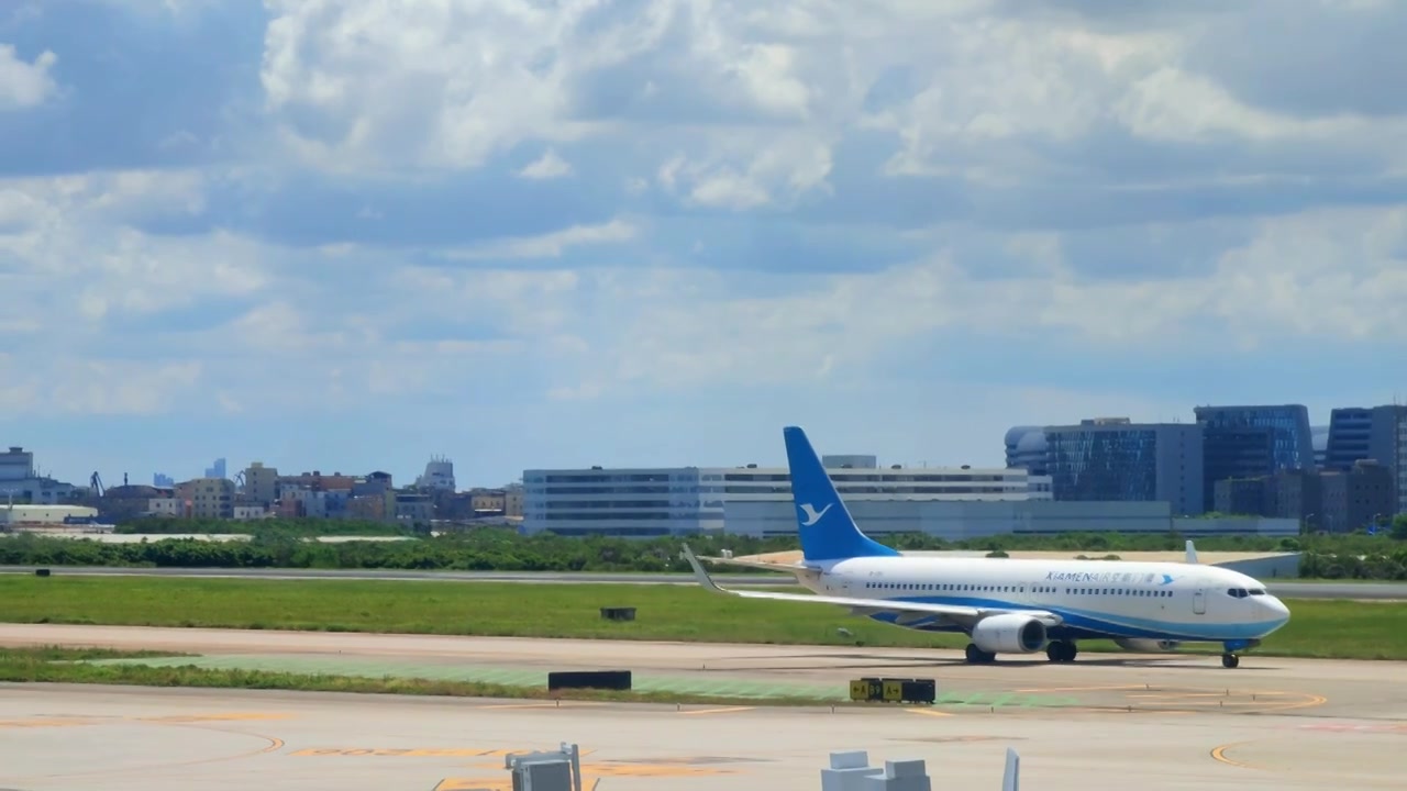 厦门机场跑道上滑行的航空公司航班视频下载