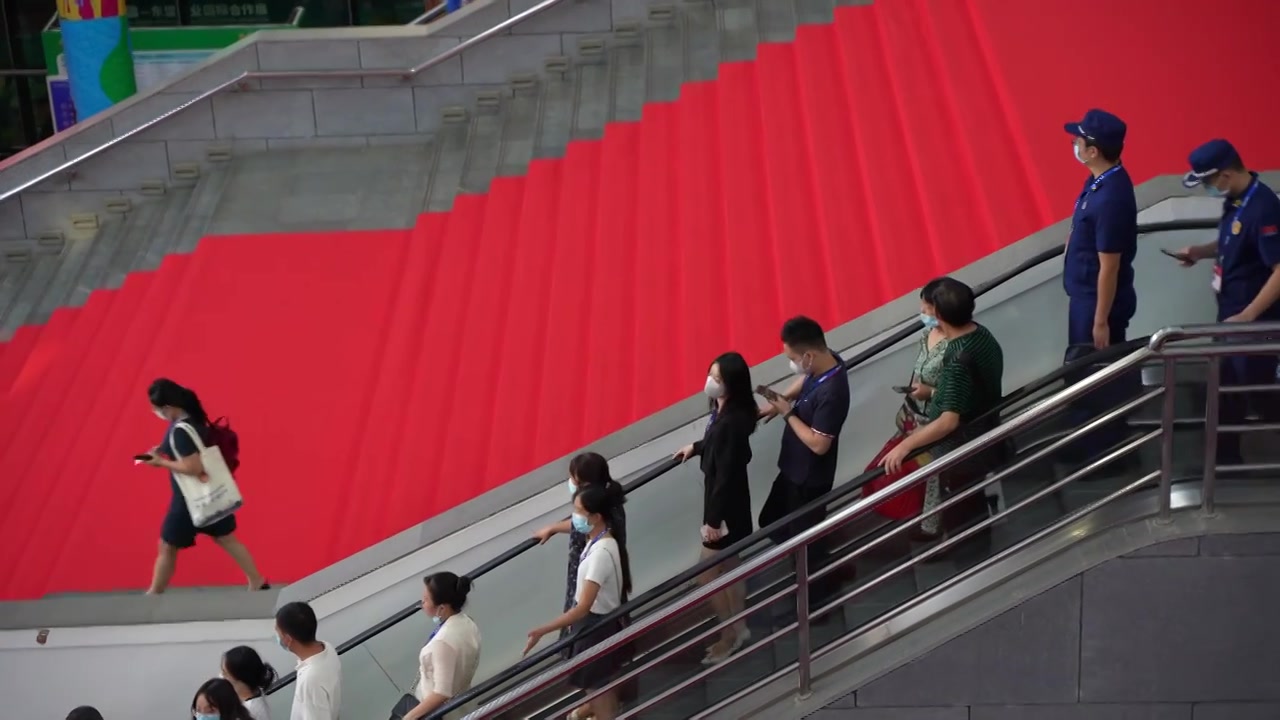 南宁国际会展中心下楼梯的人群视频下载