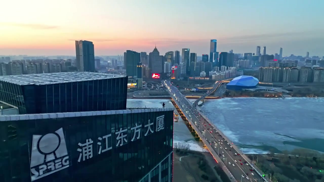 航拍一个人站在沈阳城市楼顶天台看风景视频下载